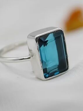 💘 NEW Silver Blue Sparkling Crystal Emerald-Cut Stone Modern Style Ring 💘